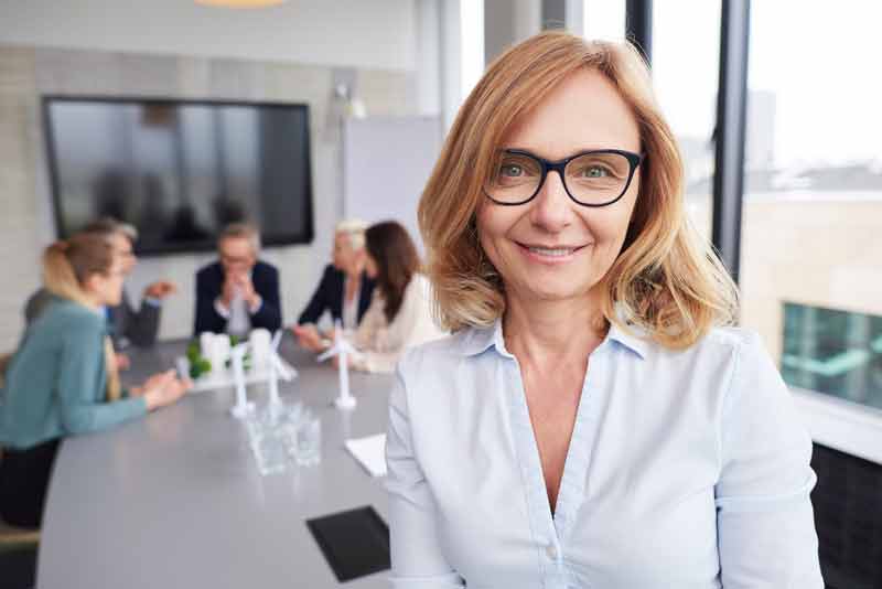 mature-businesswoman-leading-business-meeting-gpointstudio-magnific-bd formation-equipe-educative