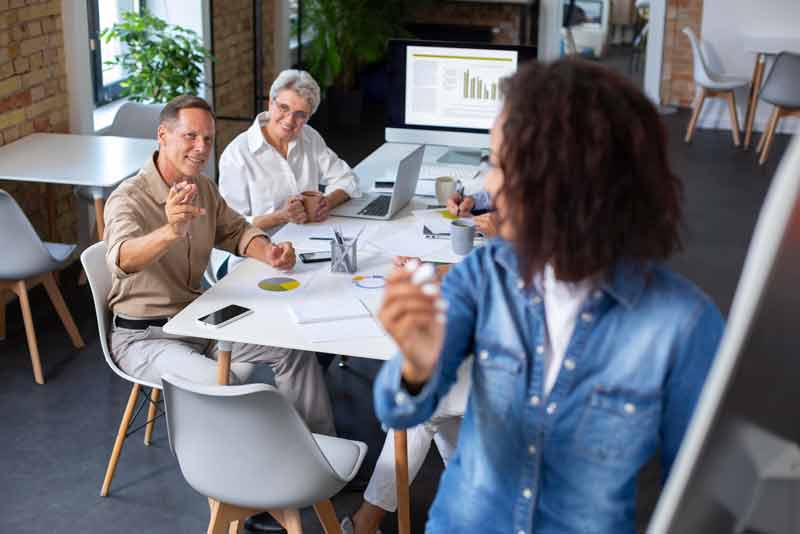 people-using-digital-device-while-meeting-magnific-bd formation-equipe-educative